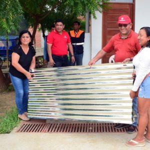 Caja Sullana dona a afectados por lluvias